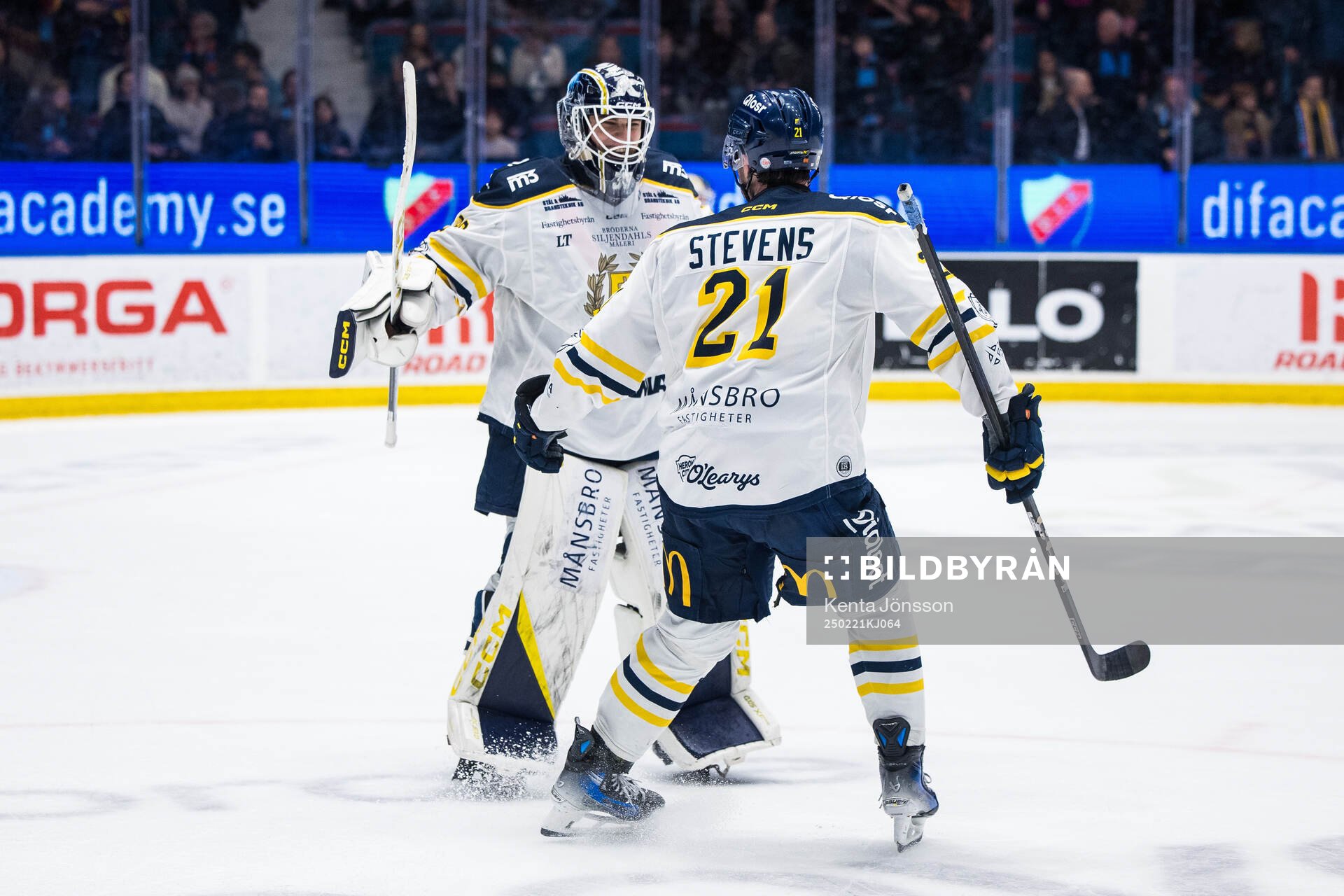 Södertäljes Oliver Håkansson och Nolan Stevens jublar