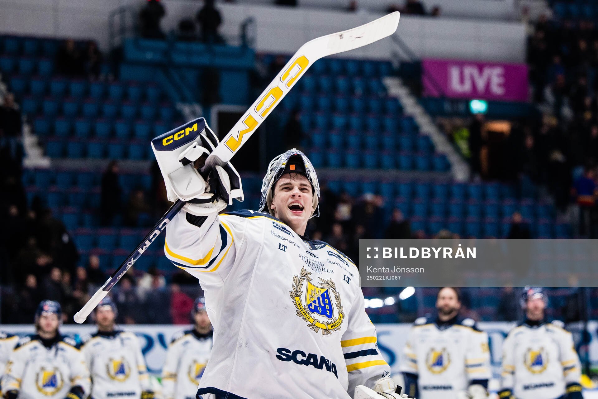 Södertäljes målvakt Oliver Håkansson jublar