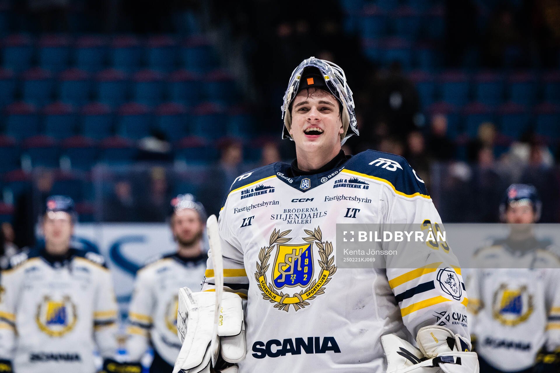 Södertäljes målvakt Oliver Håkansson jublar