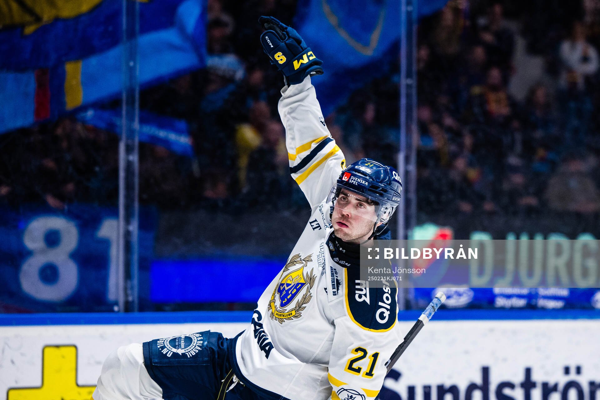 Södertäljes Nolan Stevens jublar i straffläggningen