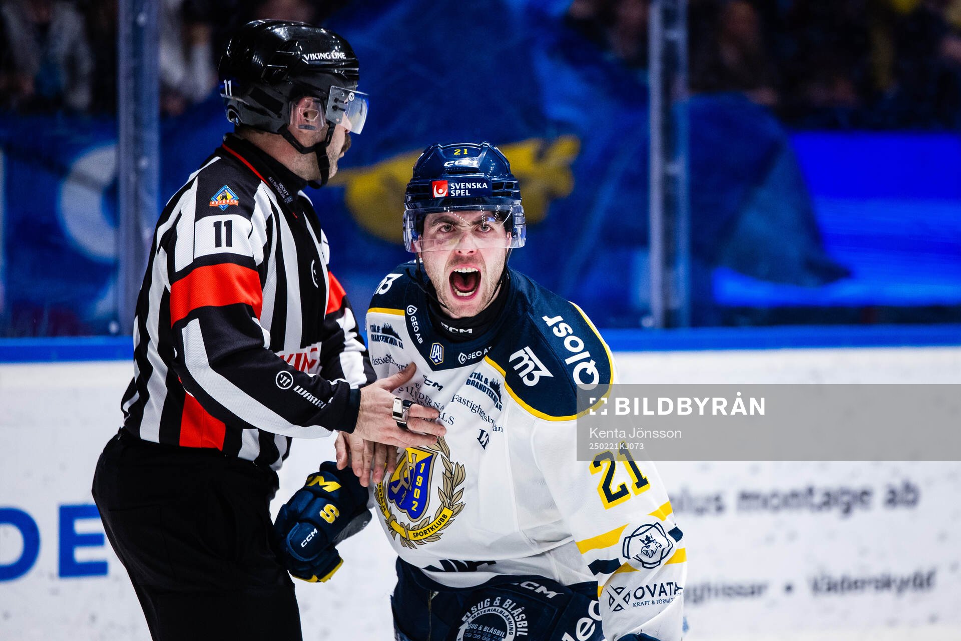 Södertäljes Nolan Stevens jublar i straffläggningen