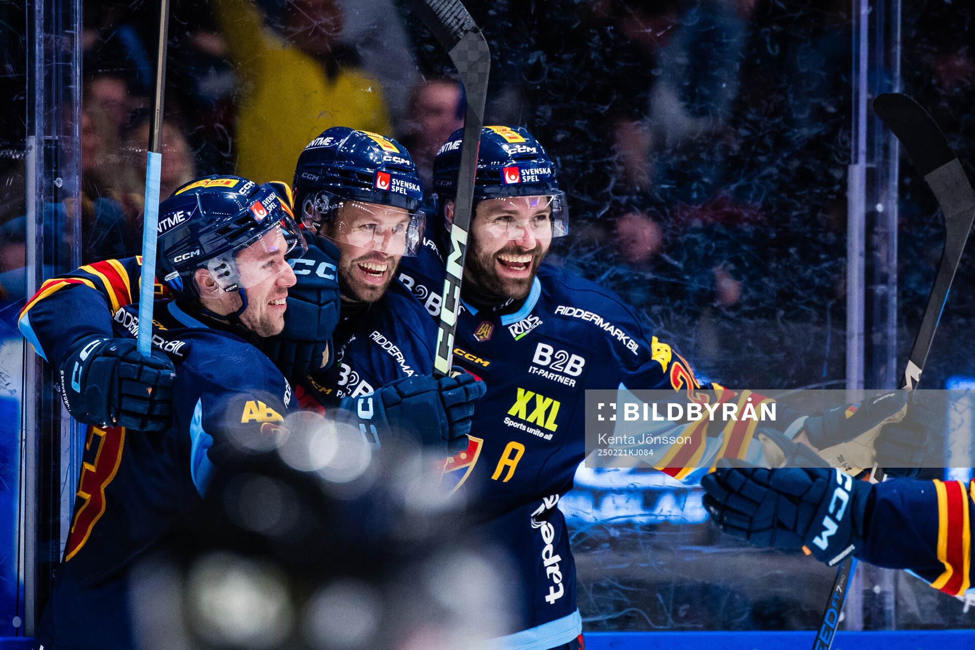 Djurgårdens Dick Axelsson jublar med August Berg och