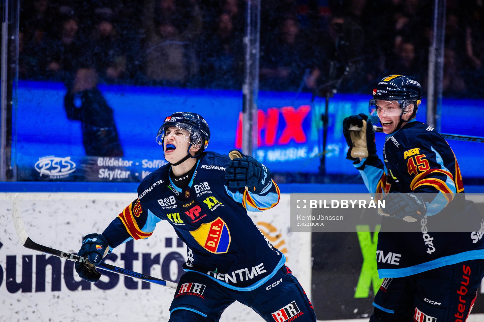 Djurgårdens Victor Eklund jublar med Hugo Blixt
