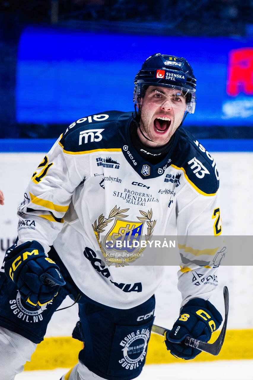 Södertäljes Nolan Stevens jublar i straffläggningen