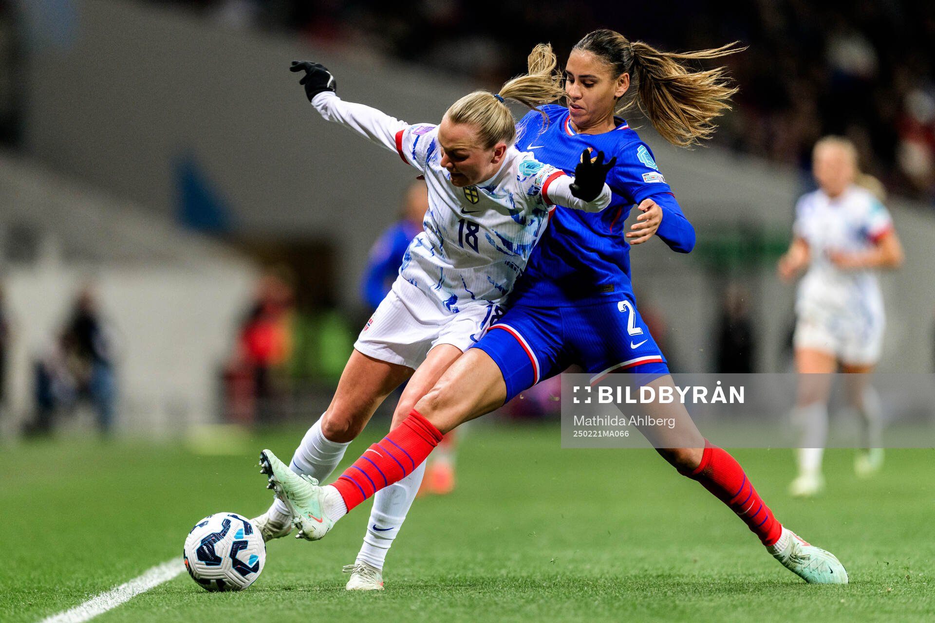 Frida Maanum of Norway and Maelle Lakrar of France