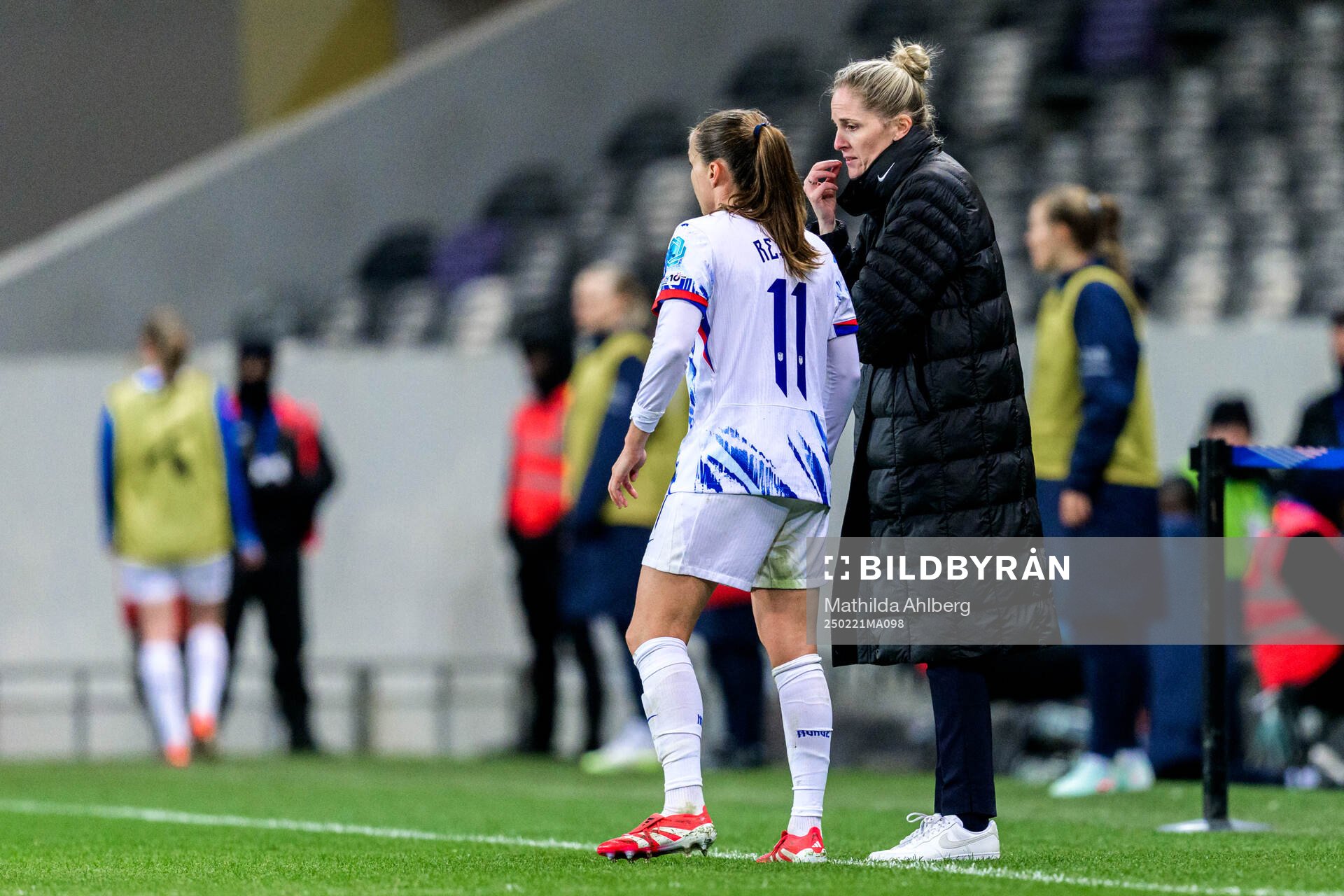 Guro Reiten and Head coach Gemma Grainger of Norway