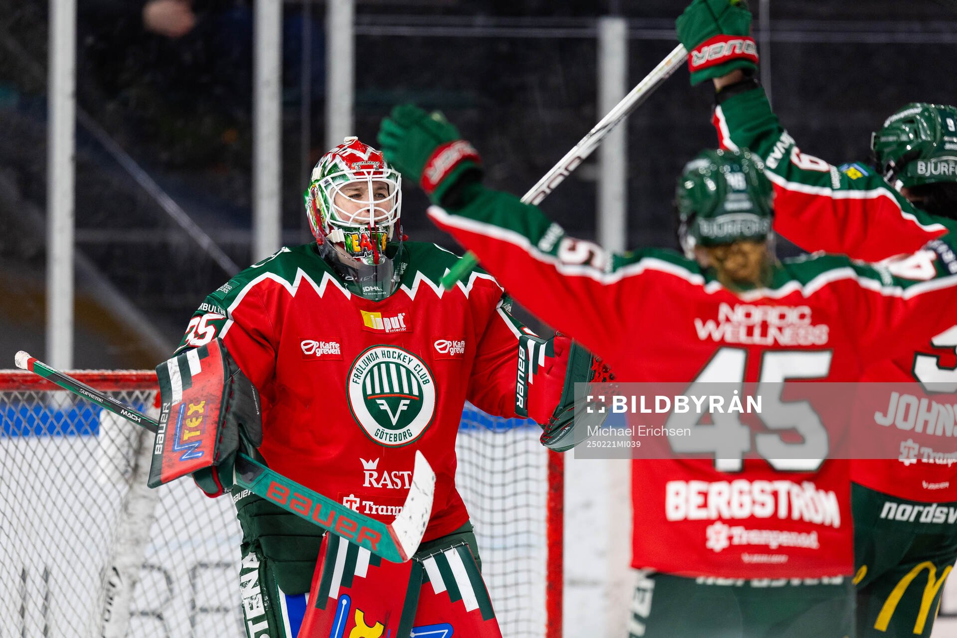 Frölundas målvakt Stephanie Neatby jublar