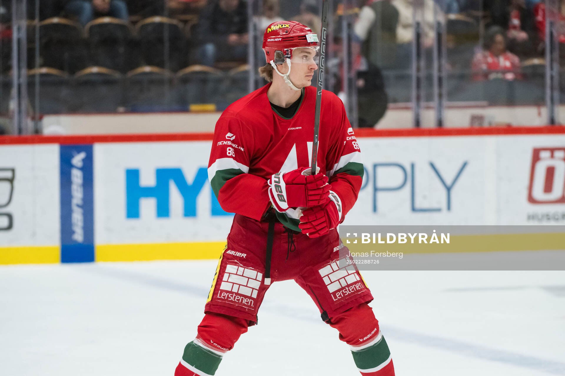 Modos Lukas Jasek innan ishockeymatchen i SHL mellan Modo
