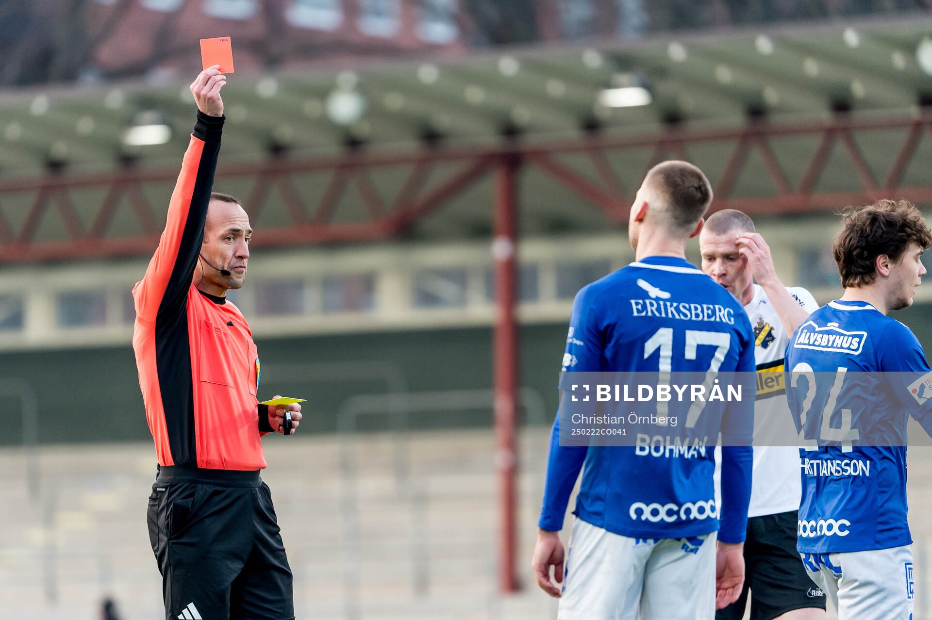 Trelleborgs Filip Bohman får rött kort av domare Kaspar