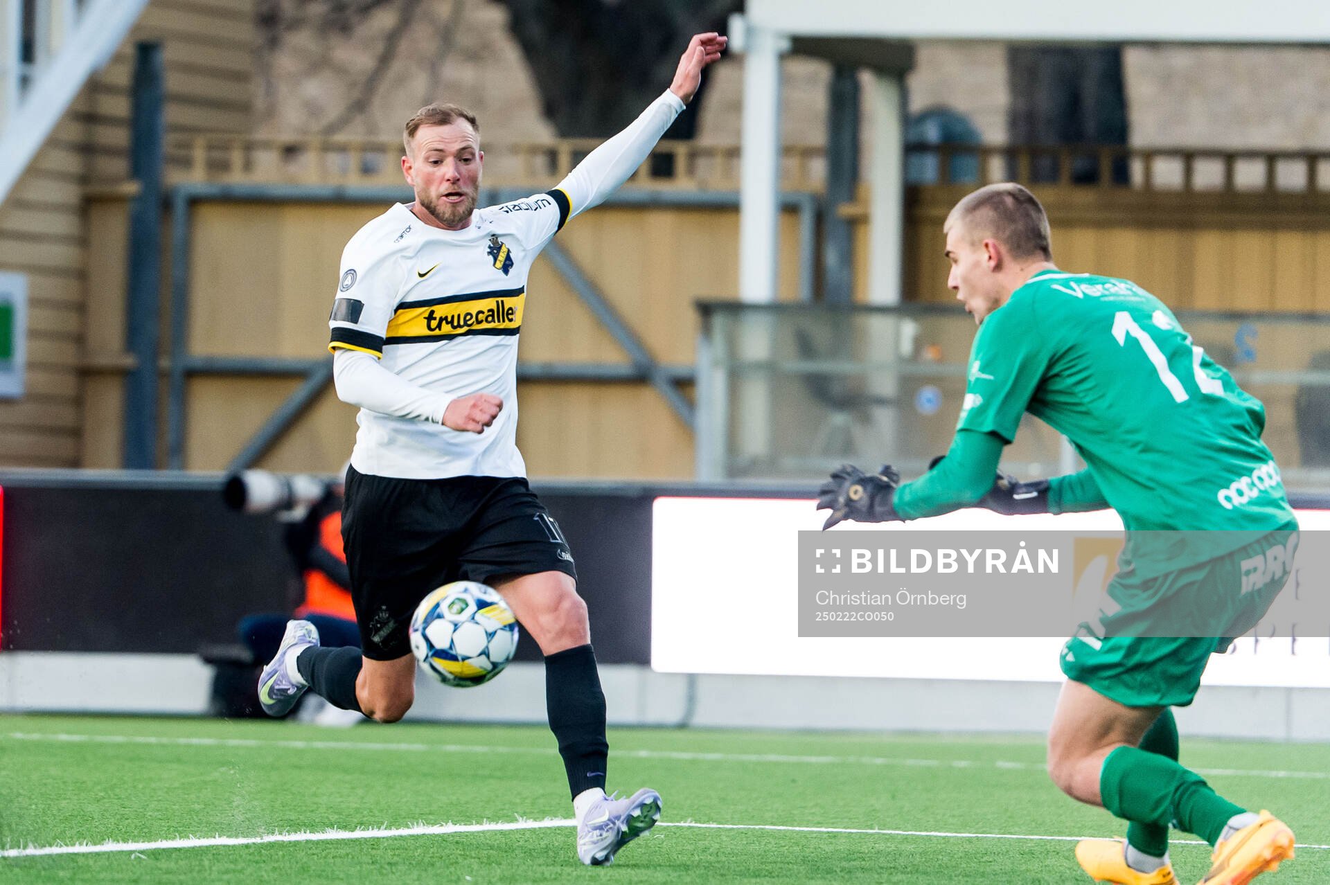 AIKs John Guidetti och Trelleborgs målvakt Mathias Nilsson