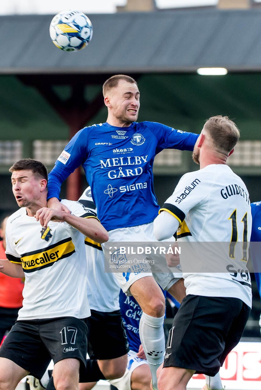 Trelleborgs Filip Bohman och AIKs Mads Døhr Thychosen och