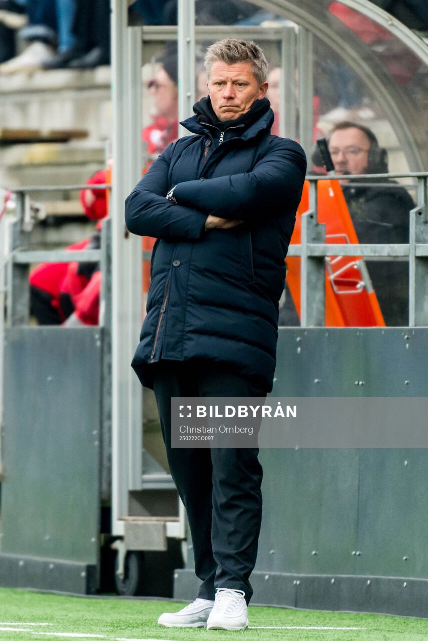 AIKs tränare Mikkjal Thomassen deppar