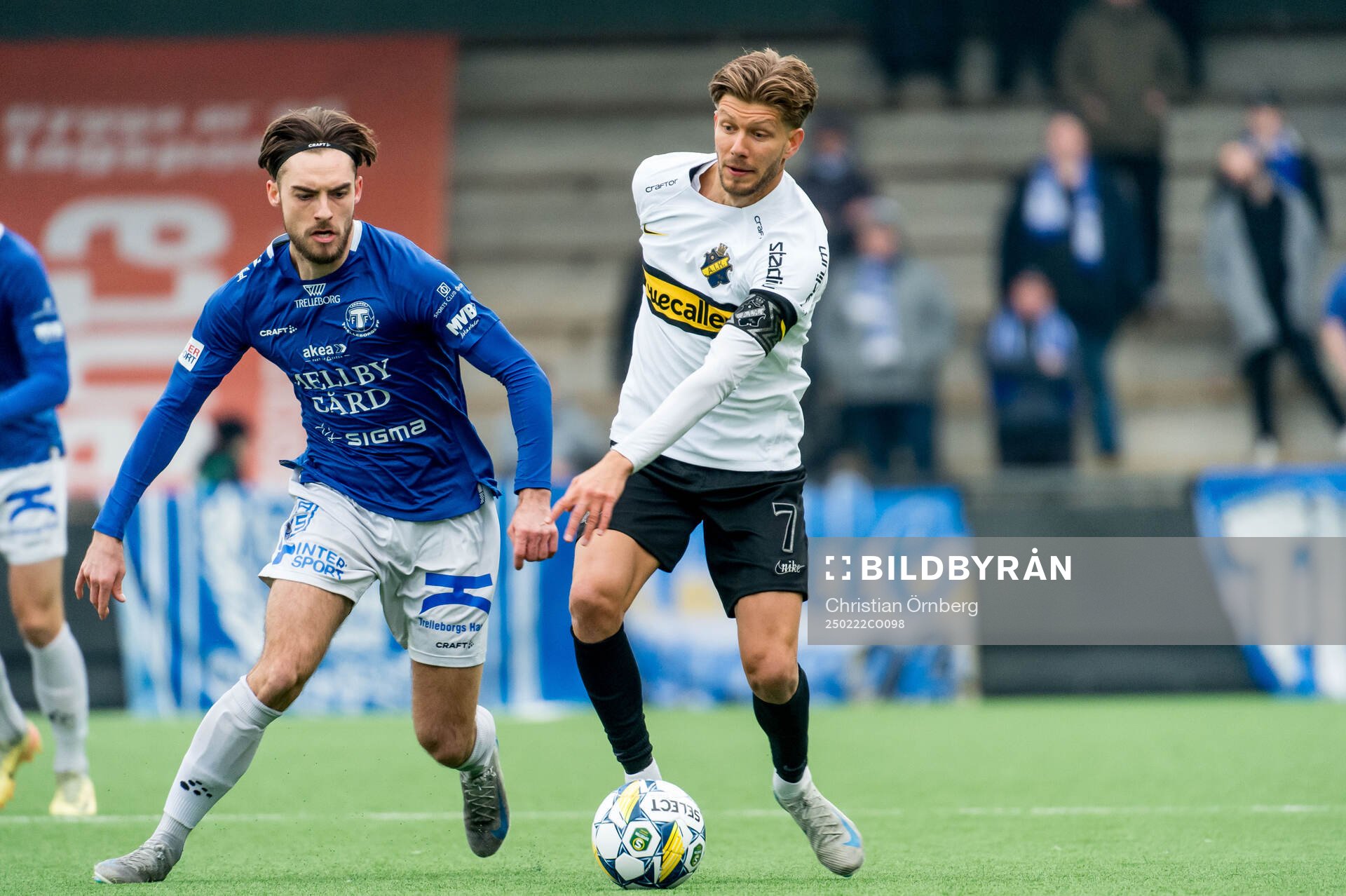 Trelleborgs Felix Hörberg och Jakob Andersson under fotbollsmatchen i Svenska Cupen mellan Trelleborg och AIK den 22 februari 2025 i Malmö.