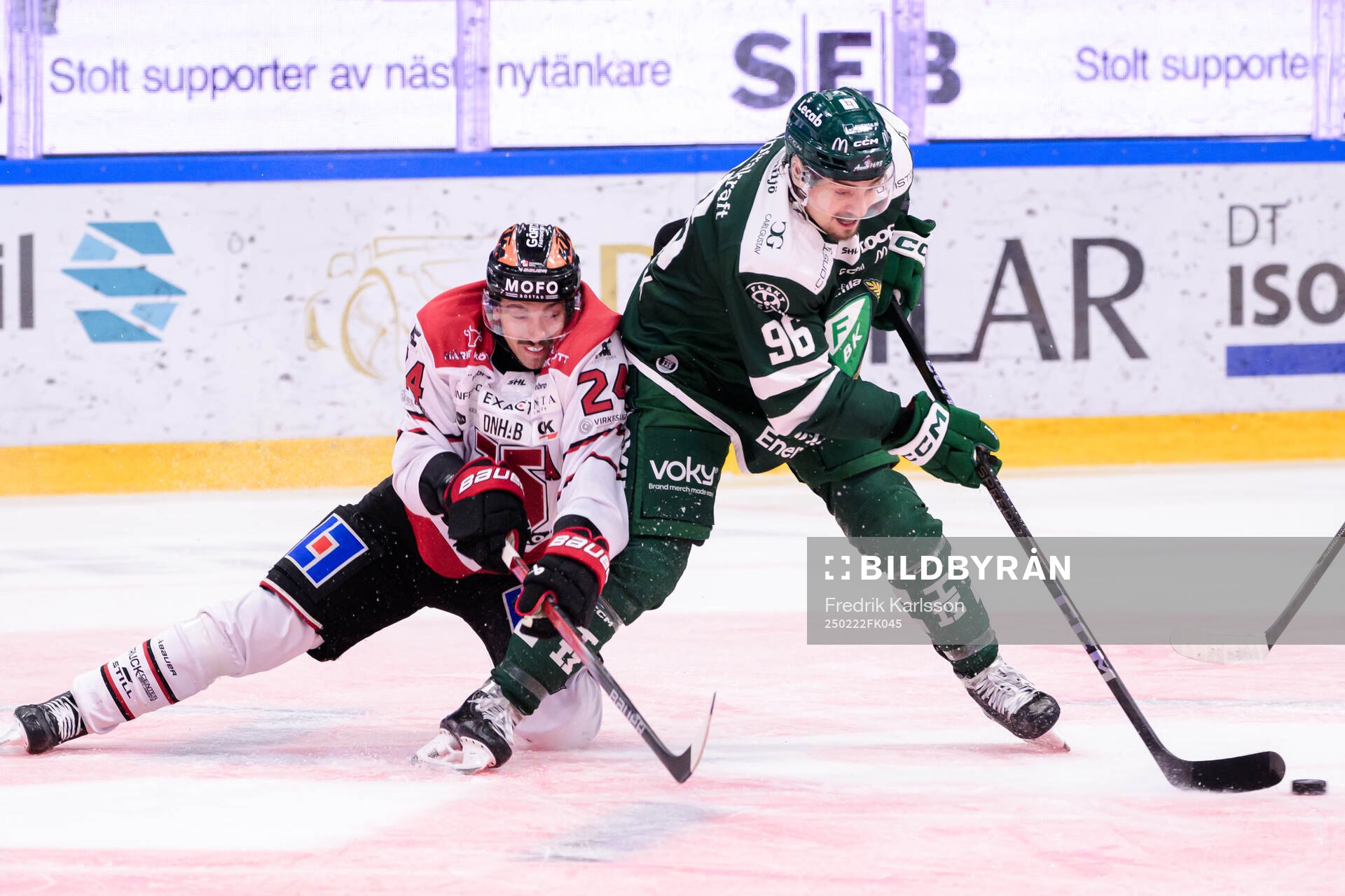 Örebros Hannes Björninen och Färjestads David Tomasek