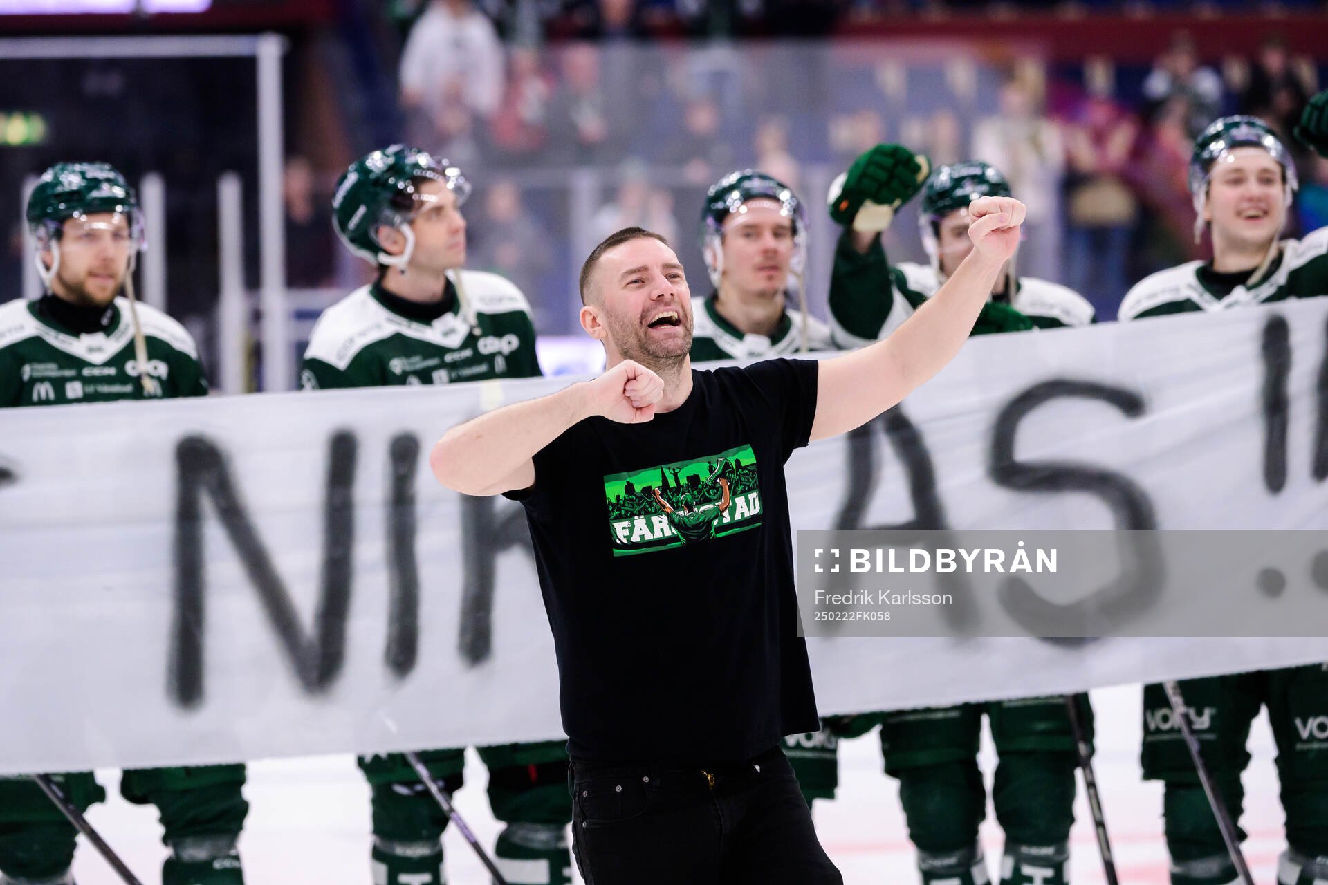 Färjestads klackledare Niklas Lindqvist blir avtackad av