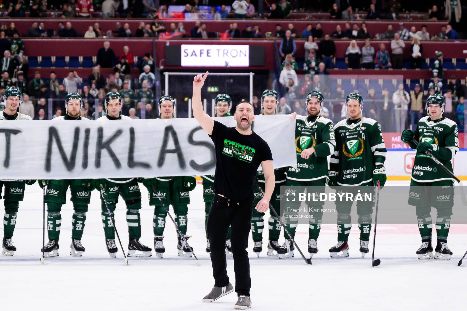 Färjestads klackledare Niklas Lindqvist blir avtackad av