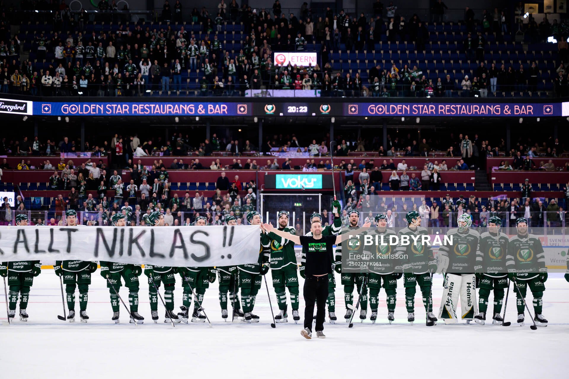 Färjestads klackledare Niklas Lindqvist blir avtackad av