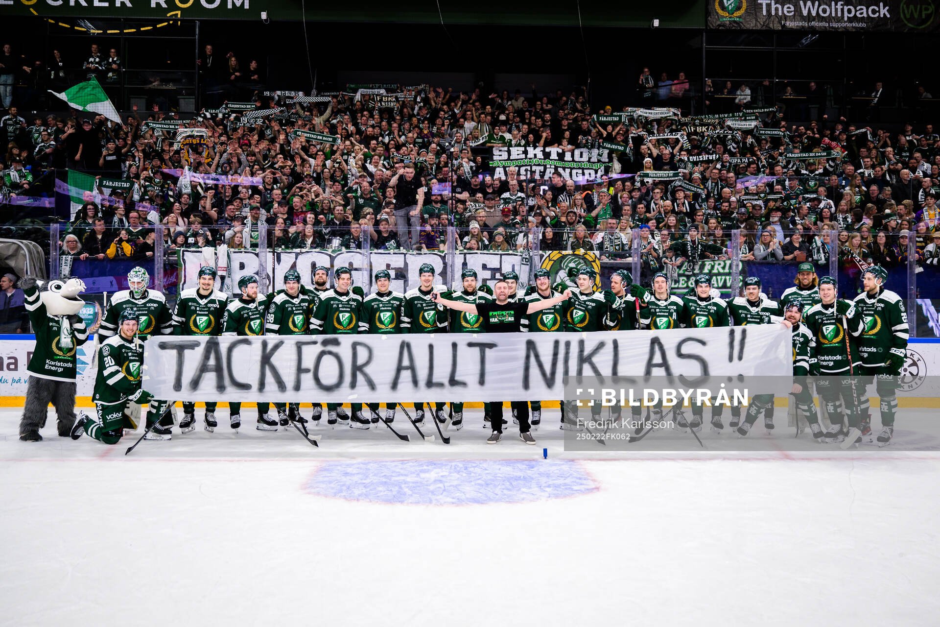 Färjestads klackledare Niklas Lindqvist blir avtackad av
