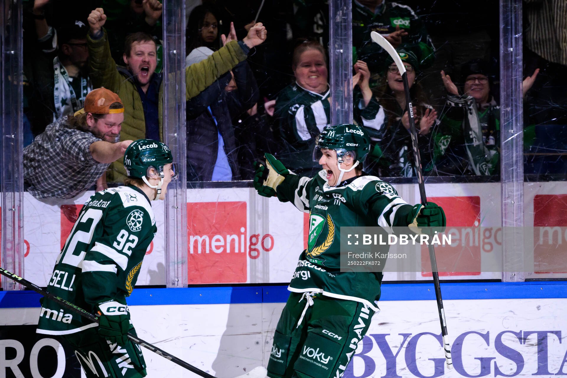 Färjestads Lucas Forsell och Oliver Eklind jublar