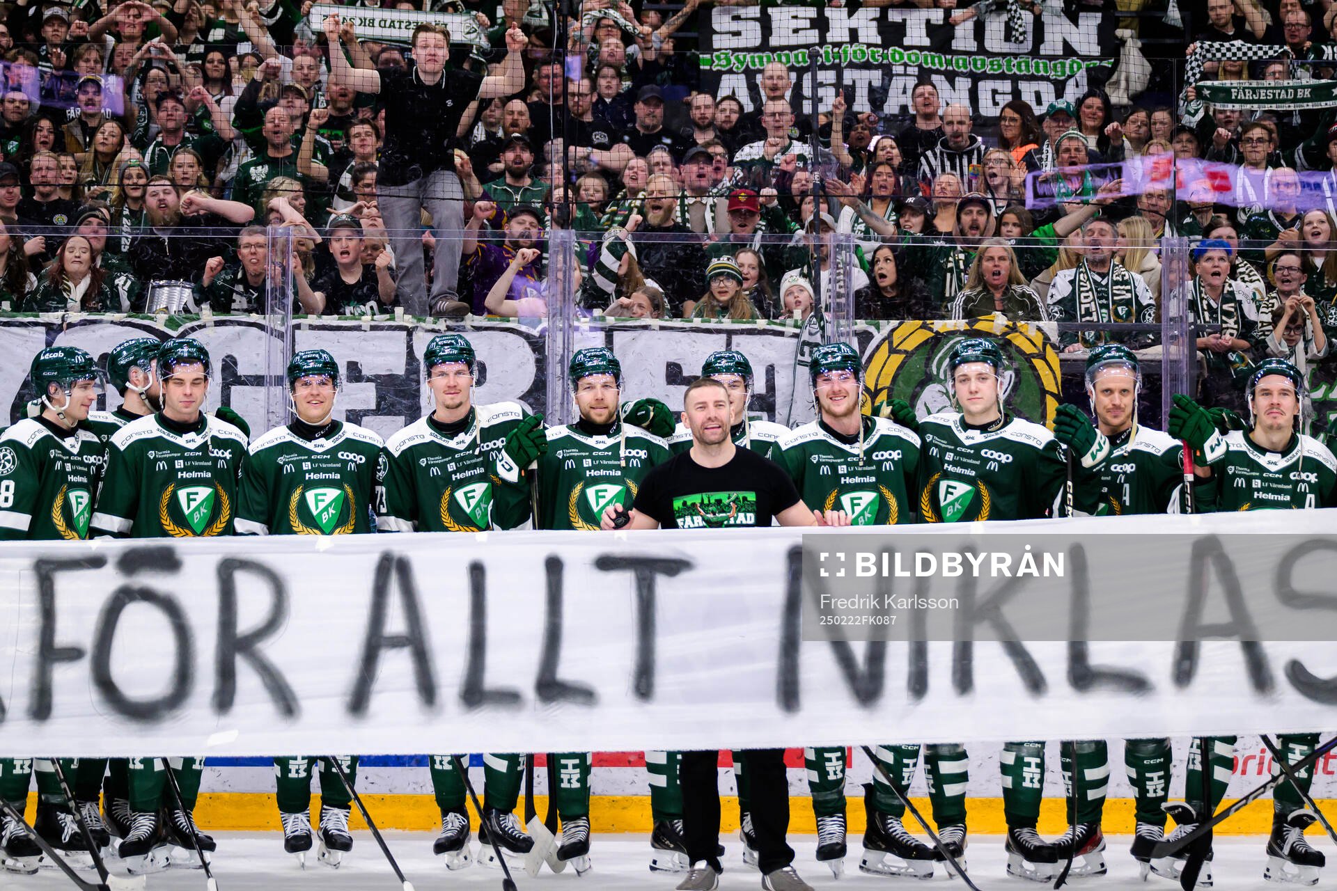 Färjestads klackledare Niklas Lindqvist blir avtackad av