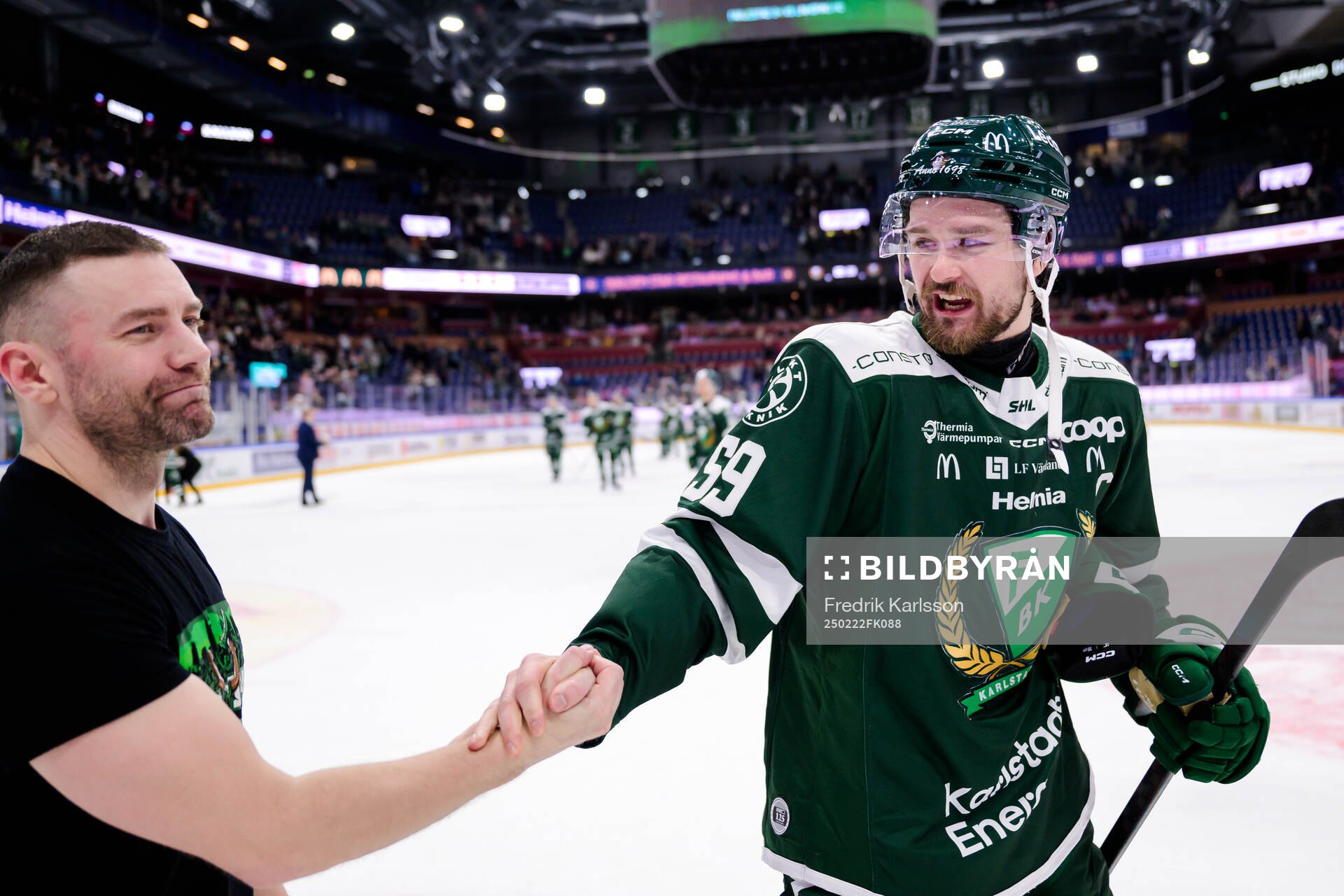 Färjestads klackledare Niklas Lindqvist blir avtackad av