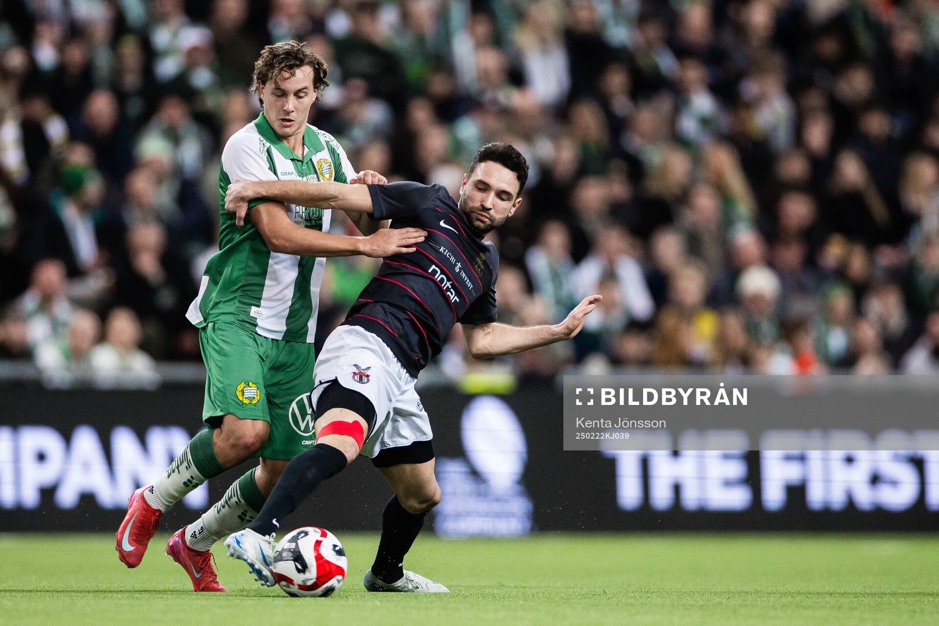 Hammarbys Hampus Skoglund och FC Stockholms Marijan Cosic
