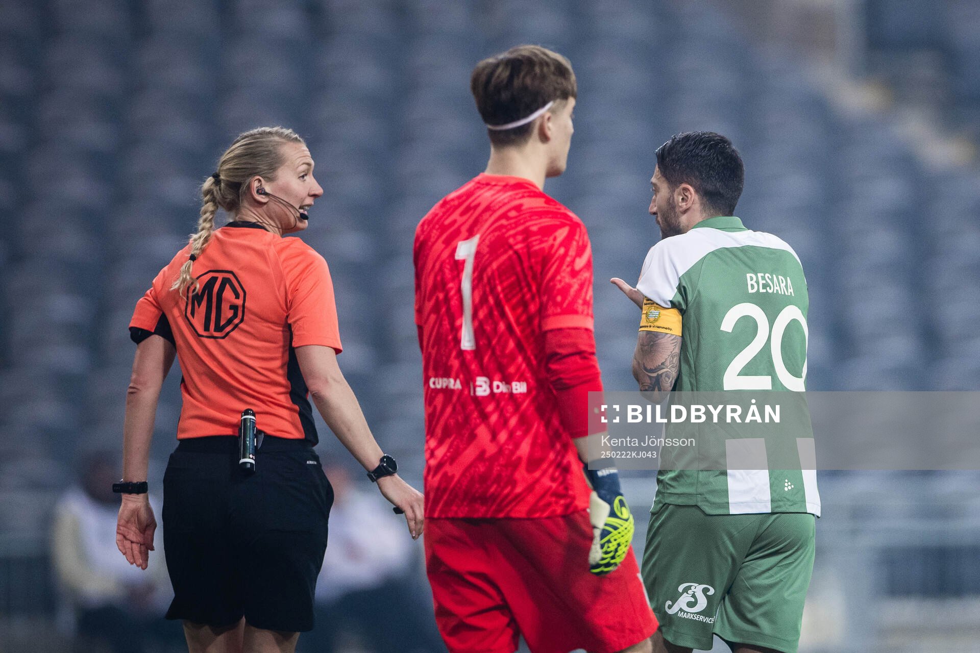 Domare Tess Olofsson och Hammarbys Nahir Besara