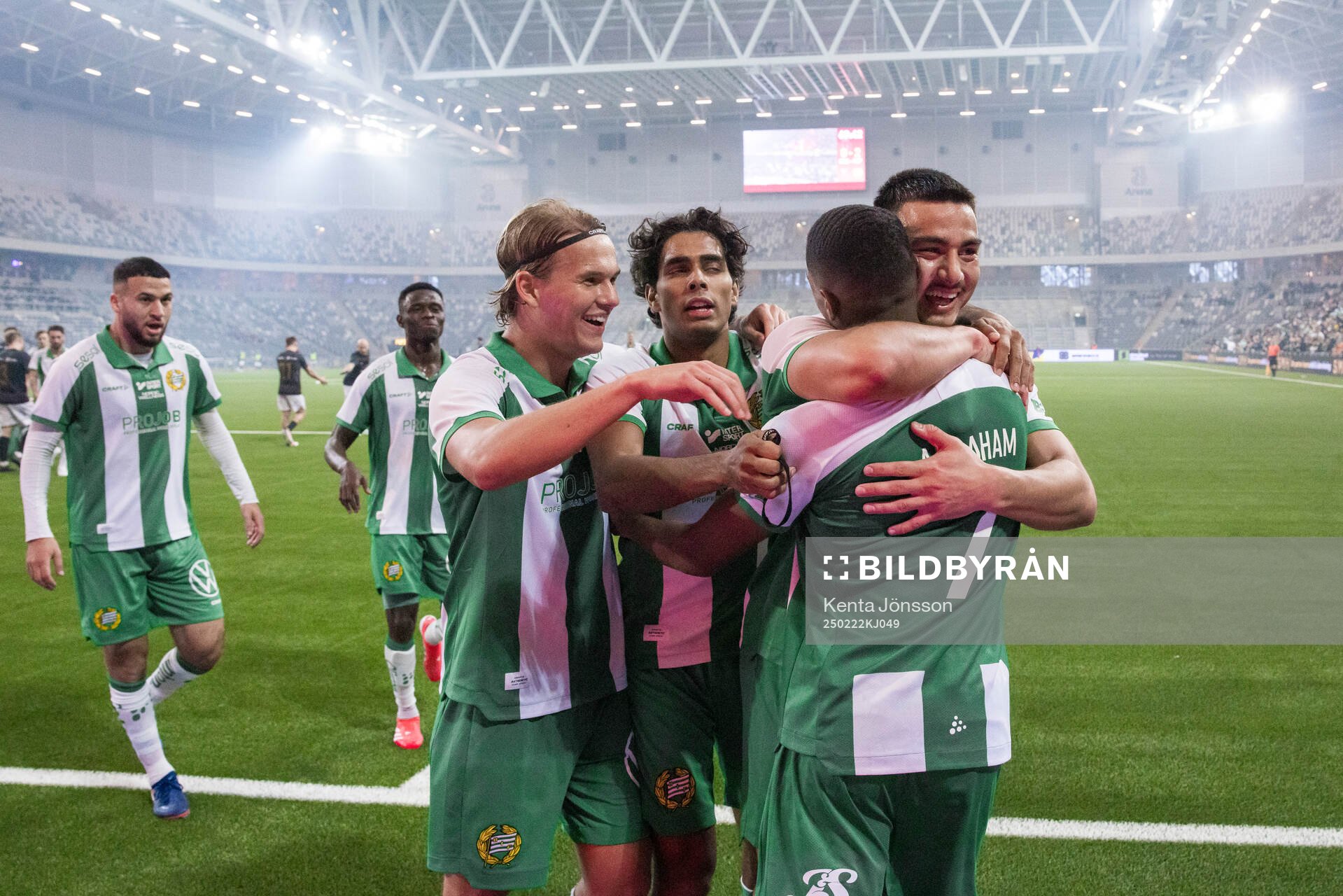 Hammarbys Paulos Abraham jublar med Markus Karlsson,