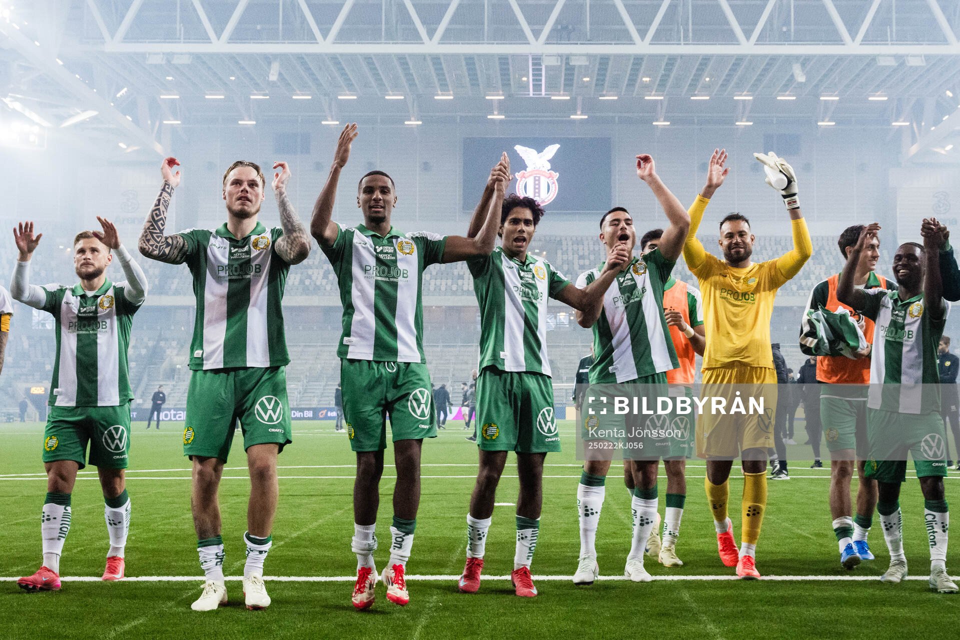 Hammarbys spelare jublar efter fotbollsmatchen i Svenska Cupen mellan FC Stockholm och Hammarby den 22 februari 2025 i Stockholm. 