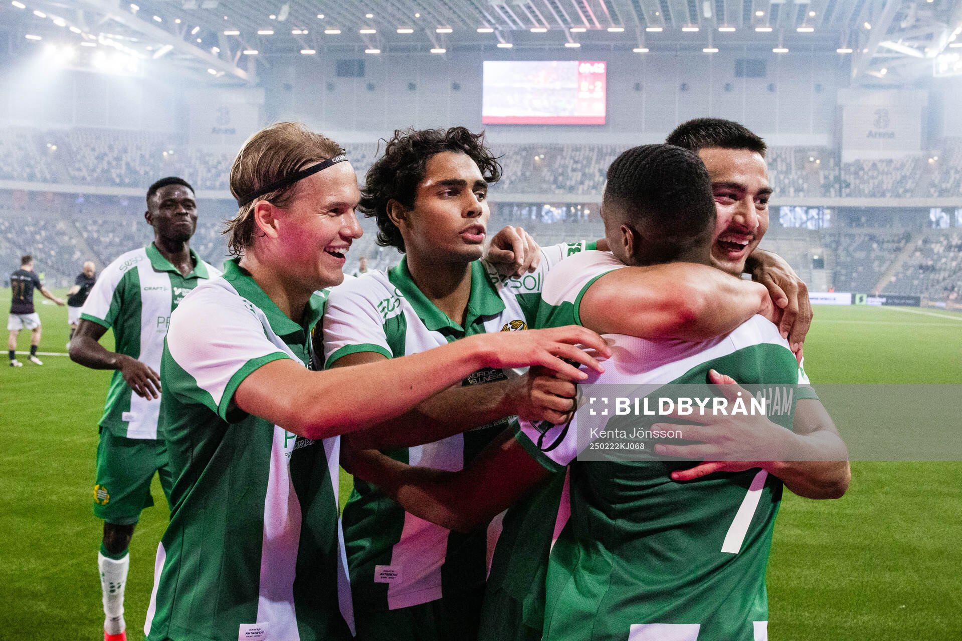 Hammarbys Paulos Abraham jublar med Markus Karlsson,