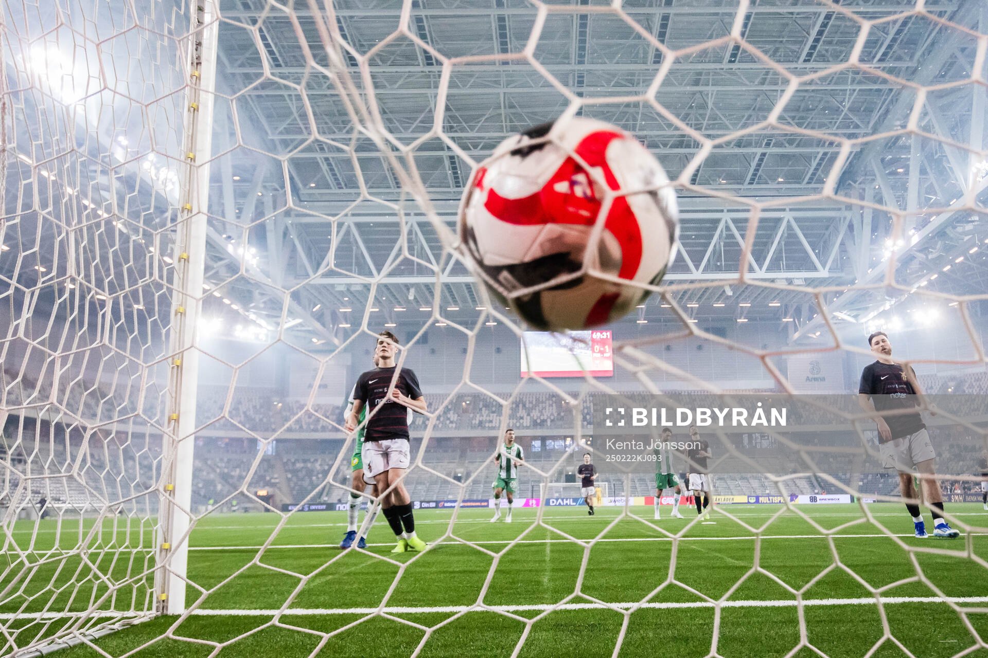 Hammarbys Paulos Abraham gör 0-2 bakom FC Stockholms målvakt Sixten Bringzén under fotbollsmatchen i Svenska Cupen mellan FC Stockholm och Hammarby den 22 februari 2025 i Stockholm.