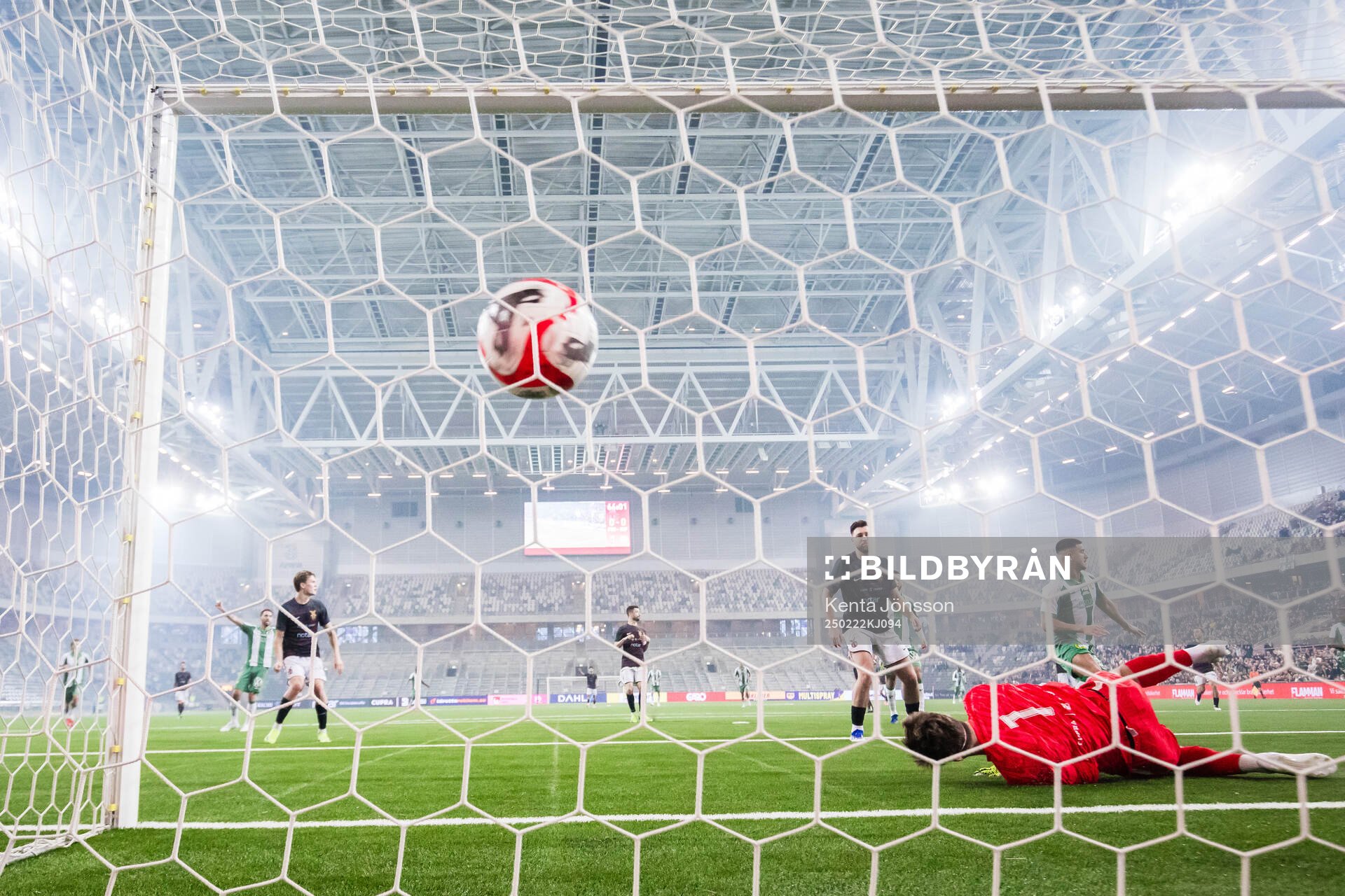 Hammarbys Josef Erabi gör 0-1 bakom FC Stockholms målvakt Sixten Bringzén under fotbollsmatchen i Svenska Cupen mellan FC Stockholm och Hammarby den 22 februari 2025 i Stockholm.
