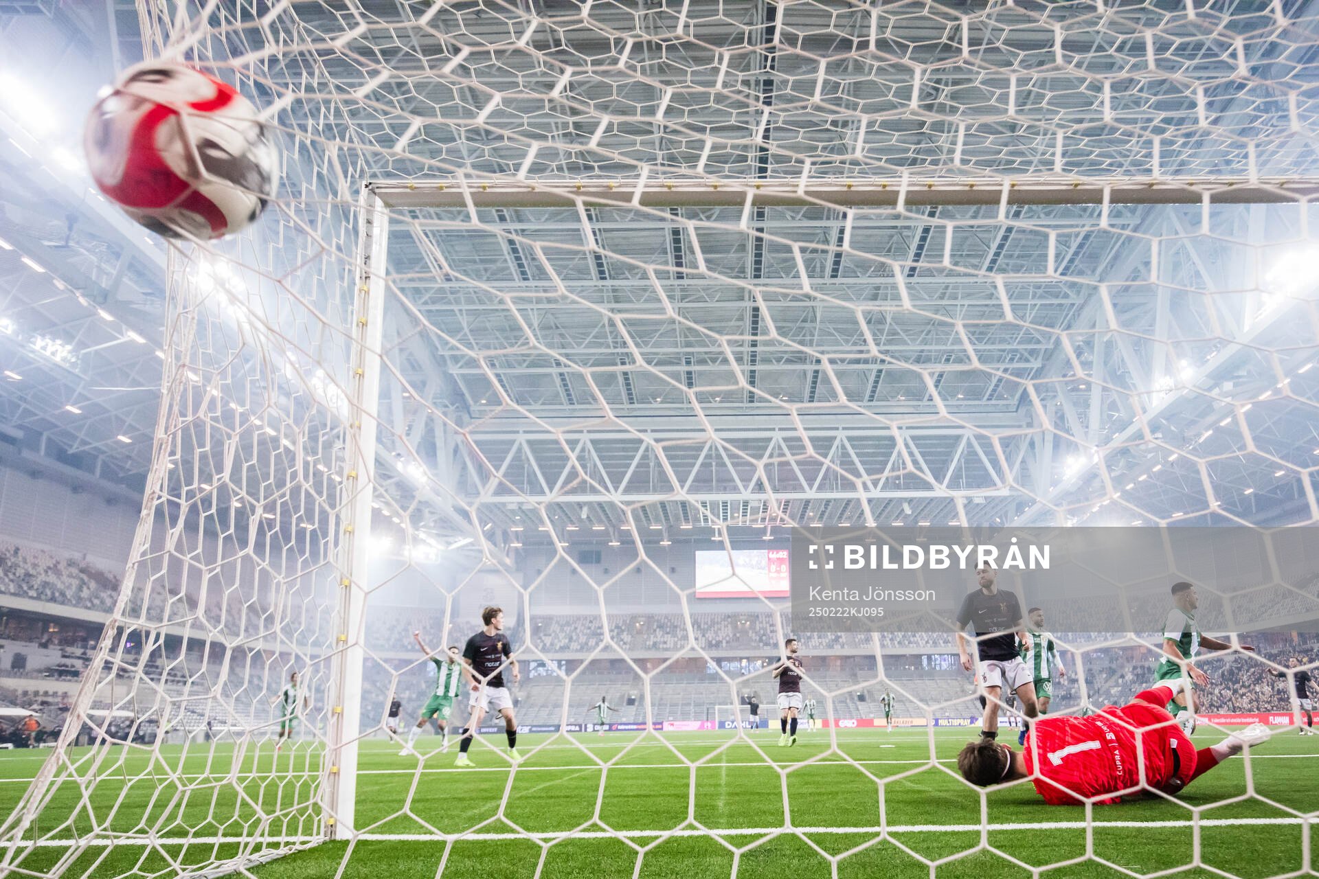 Hammarbys Jusef Erabi gör 0-1 bakom FC Stockholms målvakt Sixten Bringzén under fotbollsmatchen i Svenska Cupen mellan FC Stockholm och Hammarby den 22 februari 2025 i Stockholm.
