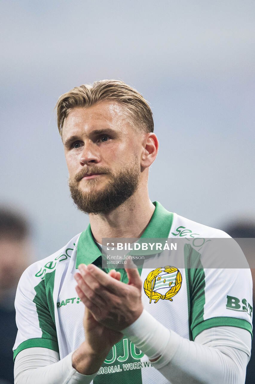 Hammarbys Simon Strand applåderar publiken