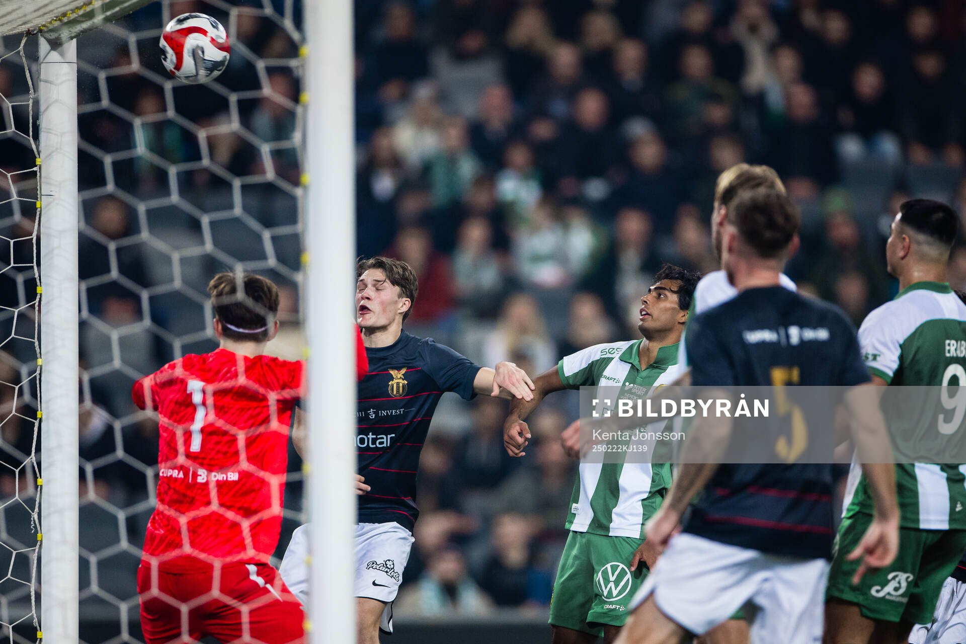 Hammarbys Nahir Besara med en hörna i ribban