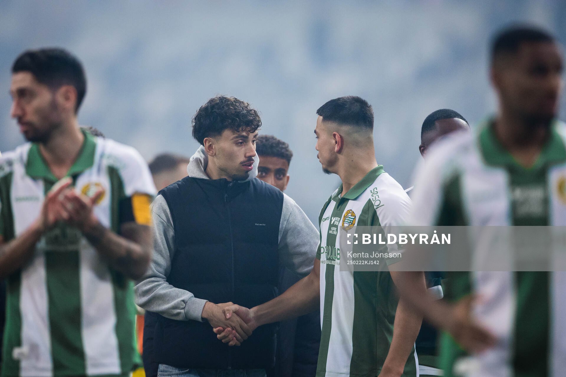 Hammarbys Sebastian Tounekti skakar hand med  Jusef Erabi