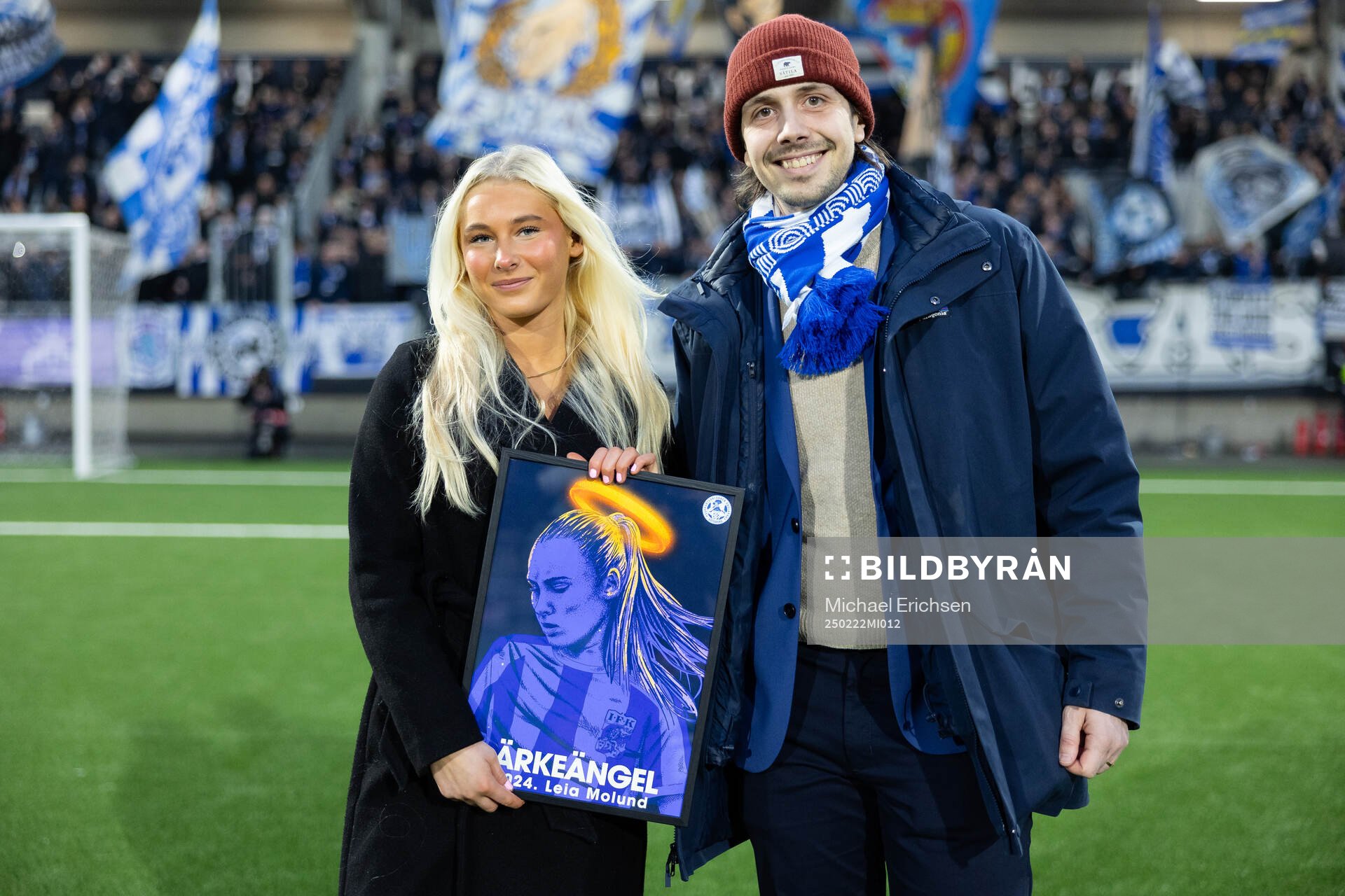 IFK Göteborgs Leia Molund tilldelas priset Årets Ärkeängel för säsongen 2024 av Supporterklubben Änglarnas ordförande Adrian Pihl Spahiu inför fotbollsmatchen i Svenska Cupen mellan IFK Göteborg och Sandvikens IF den 22 februari 2025 i Göteborg.