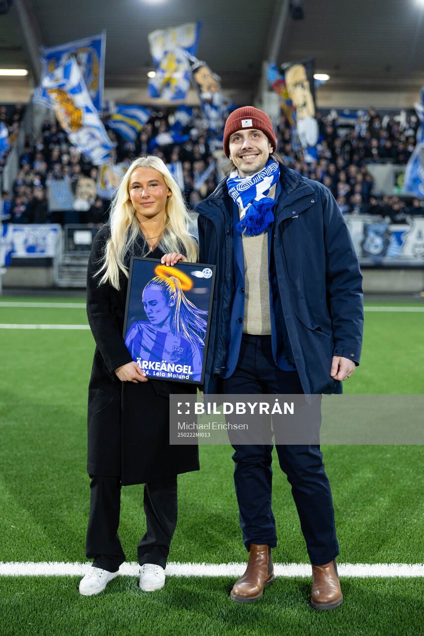 IFK Göteborgs Leia Molund tilldelas priset Årets Ärkeängel för säsongen 2024 av Supporterklubben Änglarnas ordförande Adrian Pihl Spahiu inför fotbollsmatchen i Svenska Cupen mellan IFK Göteborg och Sandvikens IF den 22 februari 2025 i Göteborg.