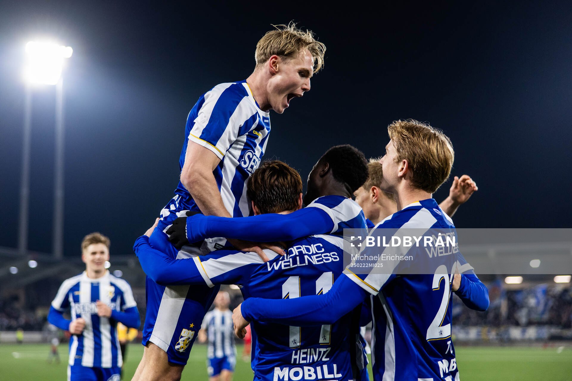 IFK Göteborgs Tobias Heintz (mitten) jublar med Max
