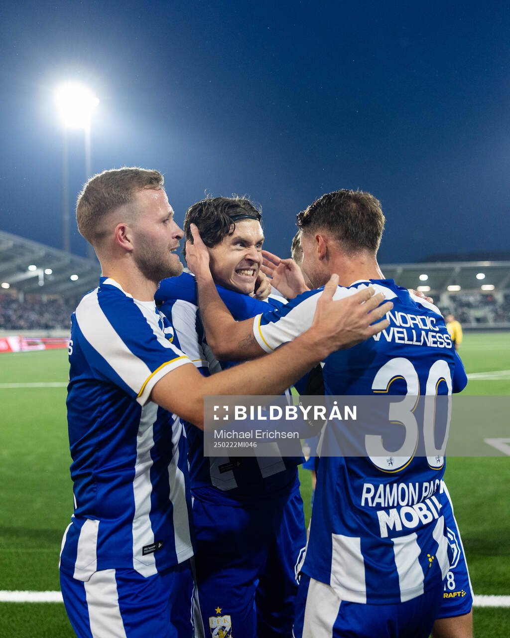 IFK Göteborgs Ramon Pascal Lundqvist jublar ihop med Eman