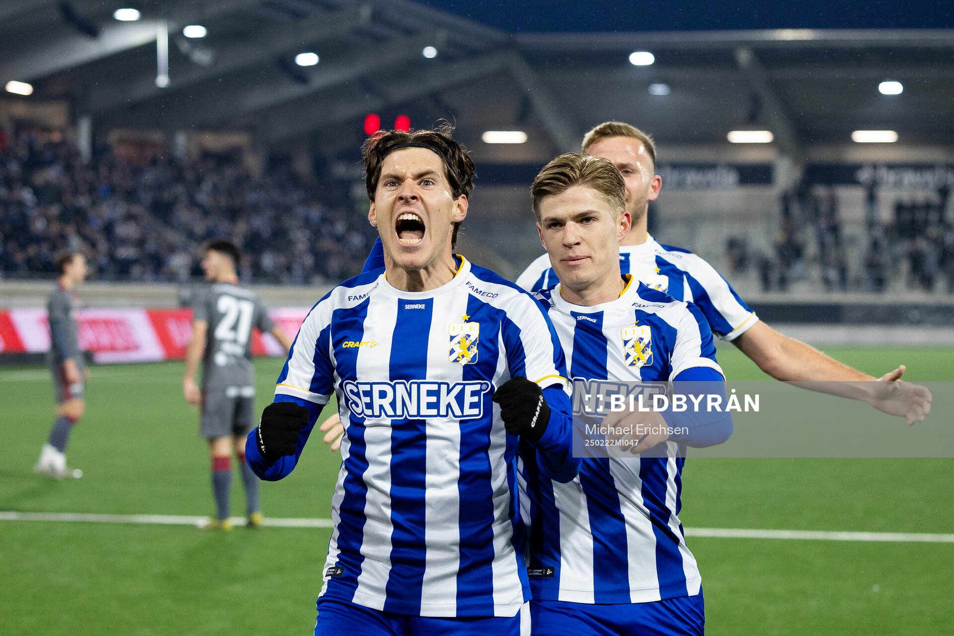 IFK Göteborgs Eman Markovic och Felix Eriksson jublar efter Ramon Pascal Lundqvists (ej i bild) 1-0 mål under fotbollsmatchen i Svenska Cupen mellan IFK Göteborg och Sandvikens IF den 22 februari 2025 i Göteborg.