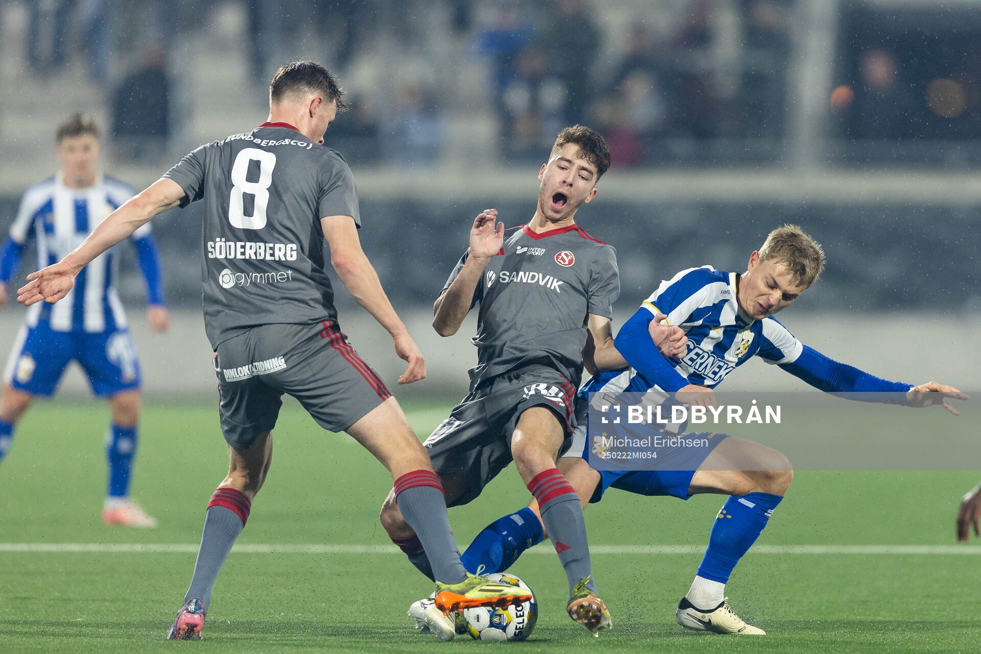Sandvikens  Adam Kiani och IFK Göteborgs David Kruse