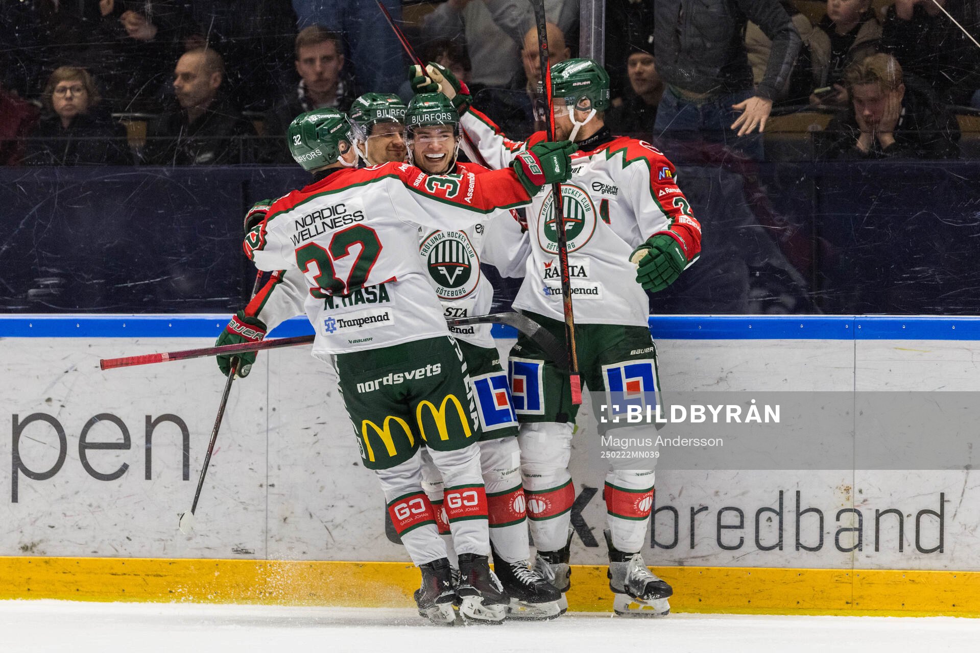 Frölundas Isac Born jublar med lagkamrater