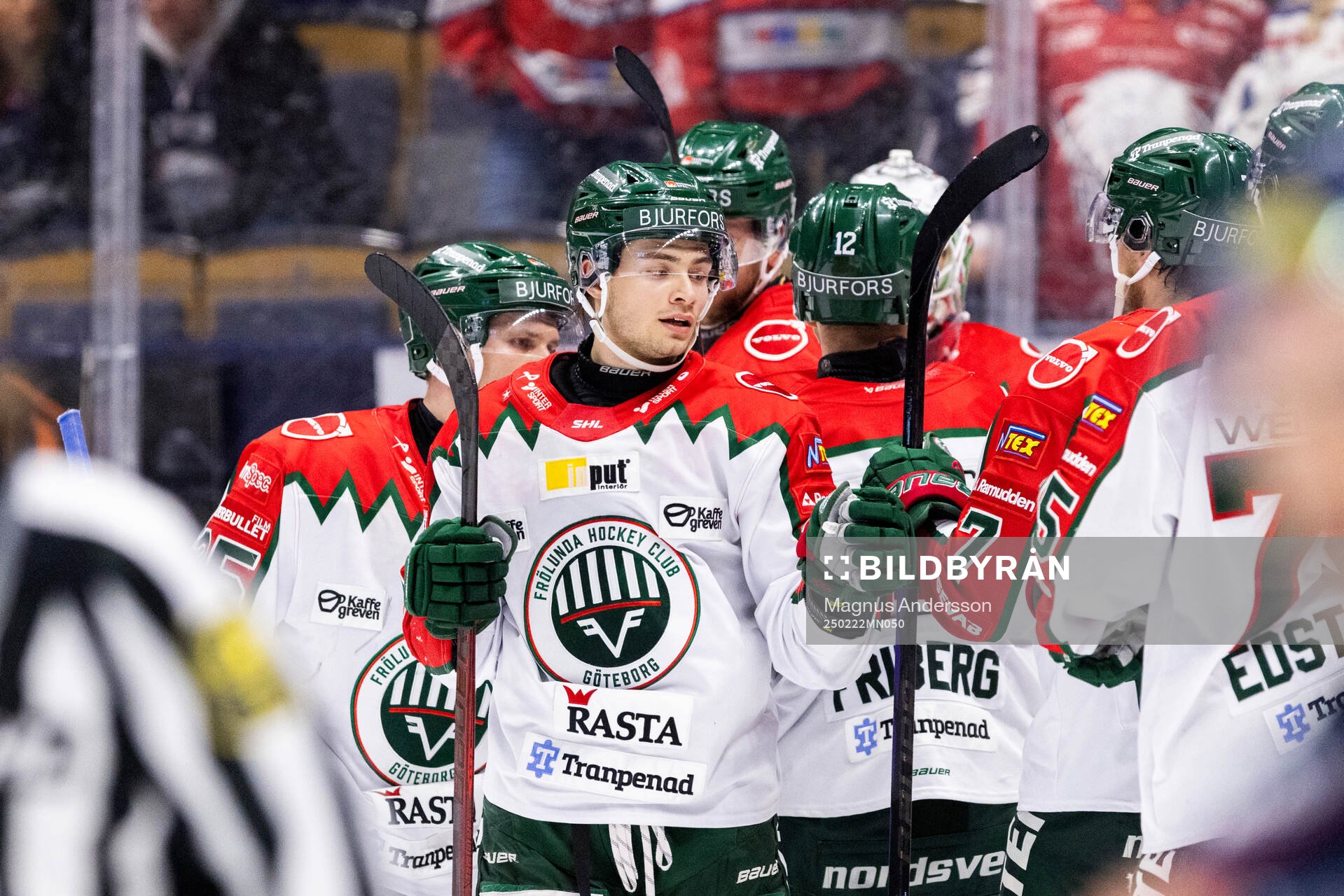 Frölundas Isac Born jublar med lagkamrater