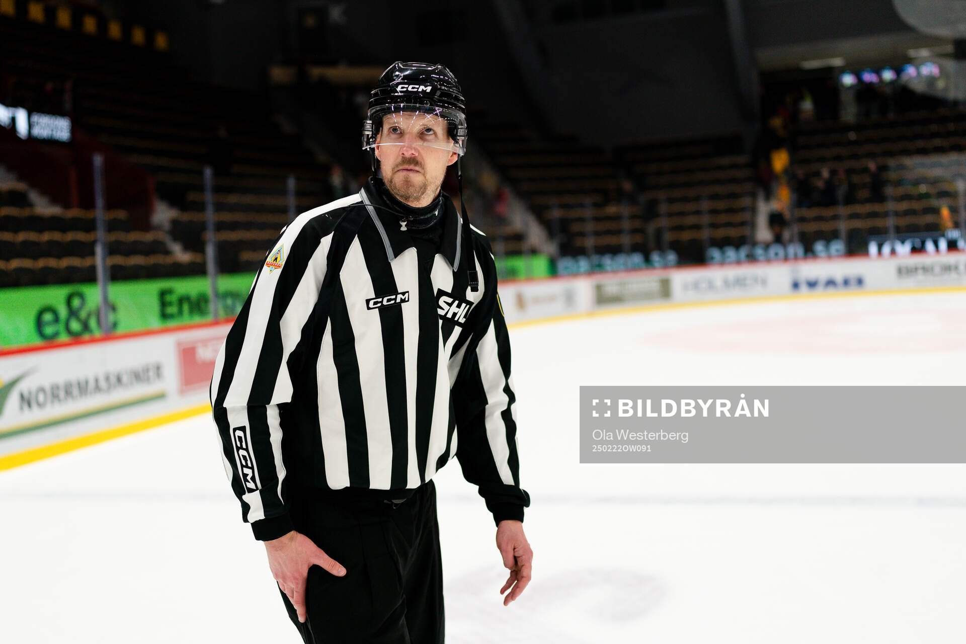 Linjedomare Johannes Käck dömer sin sista hockeymatch