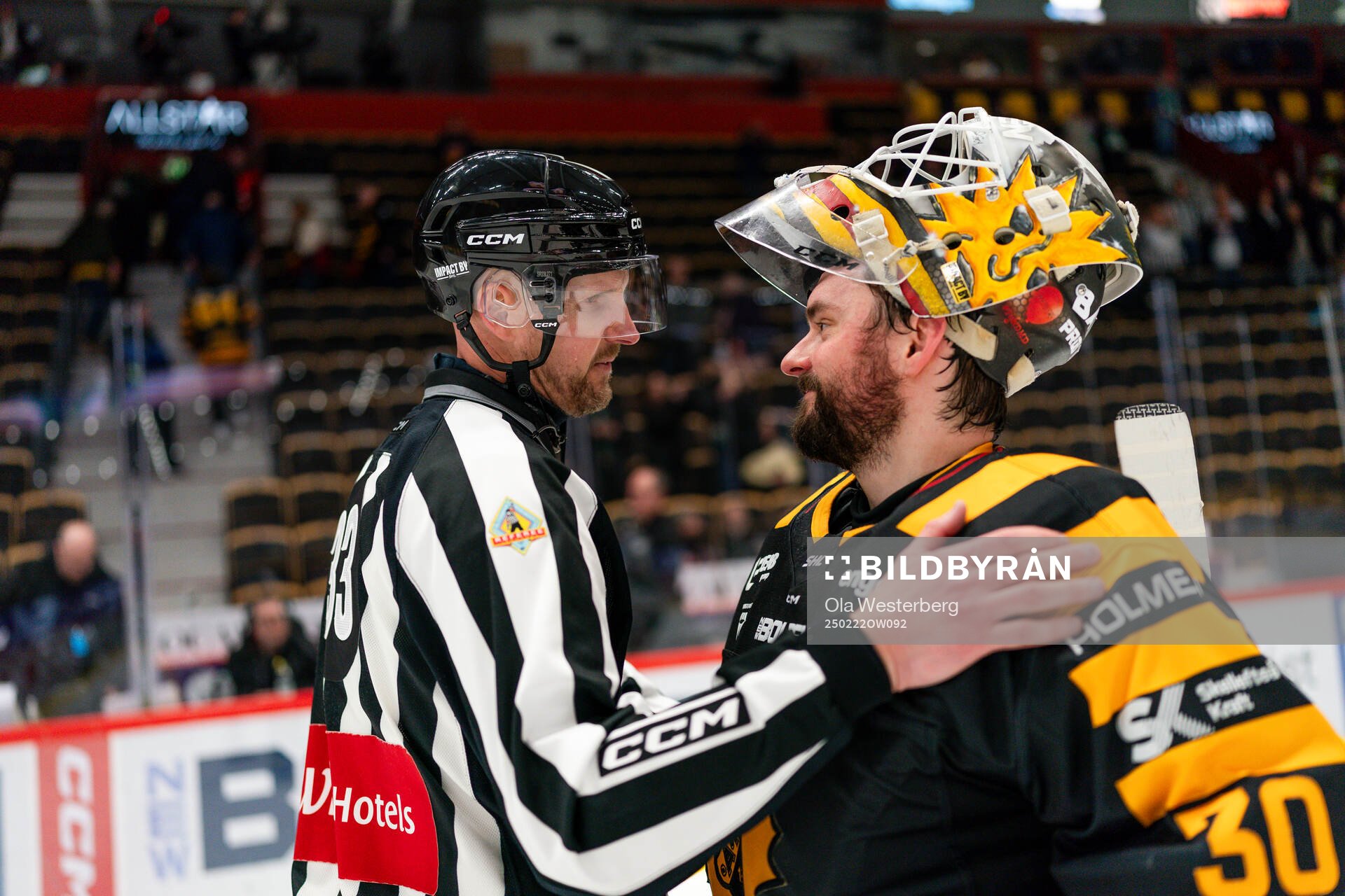 Linjedomare Johannes Käck dömer sin sista hockeymatch och