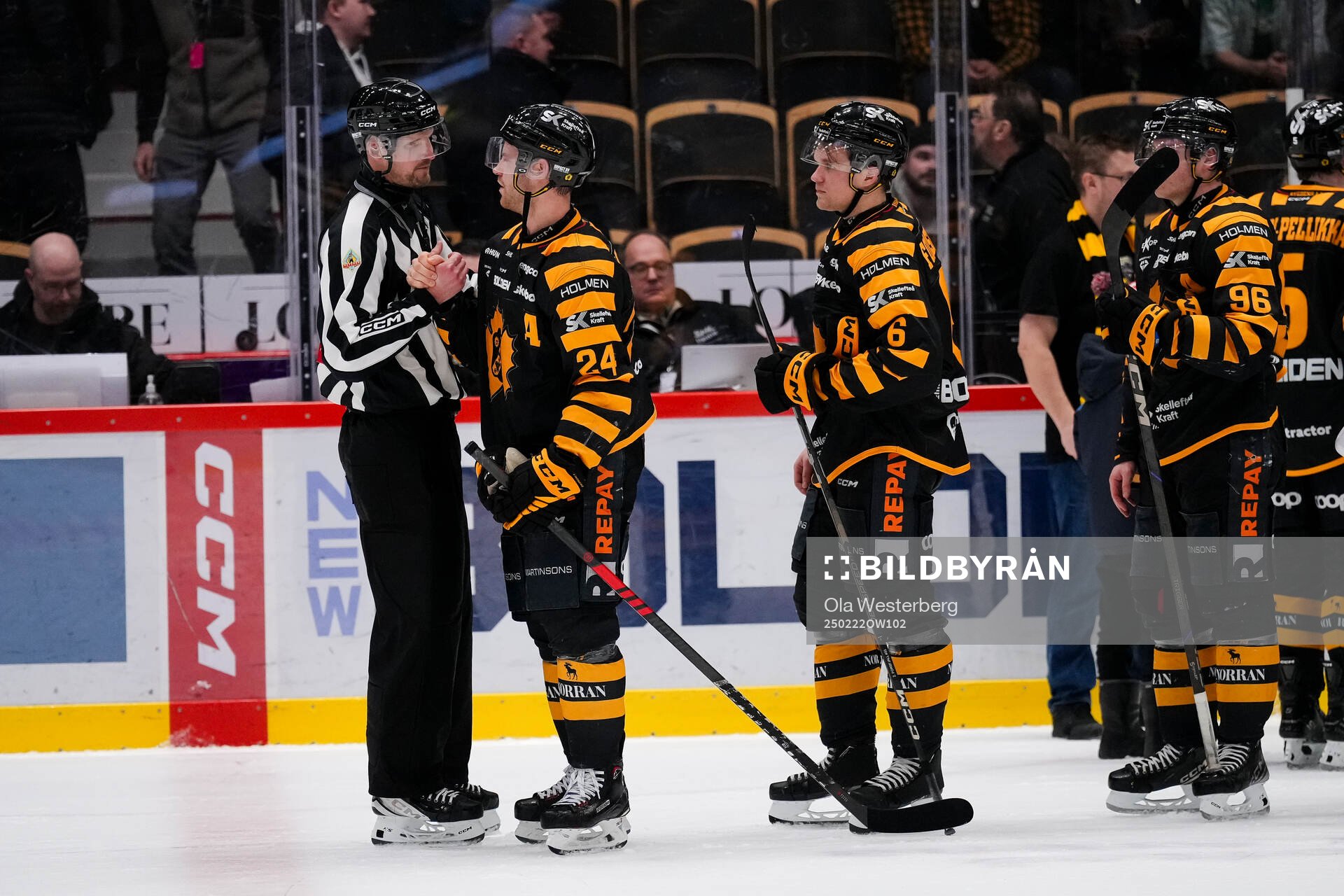 Linjedomare Johannes Käck gör sin sista hockeymatch och