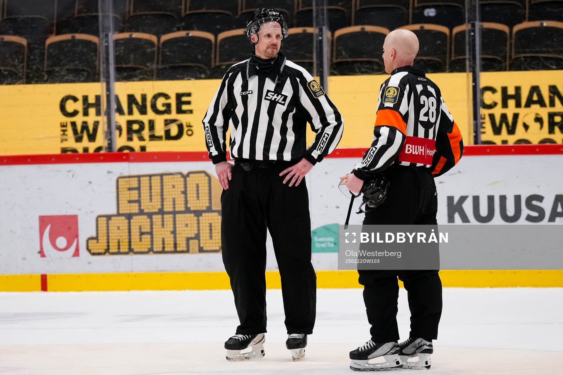 Linjedomare Johannes Käck gör sin sista hockeymatch
