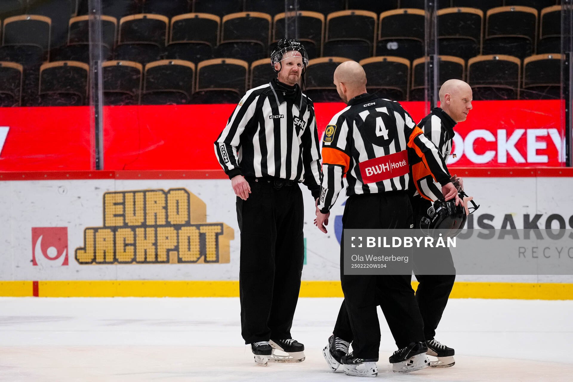 Linjedomare Johannes Käck gör sin sista hockeymatch och