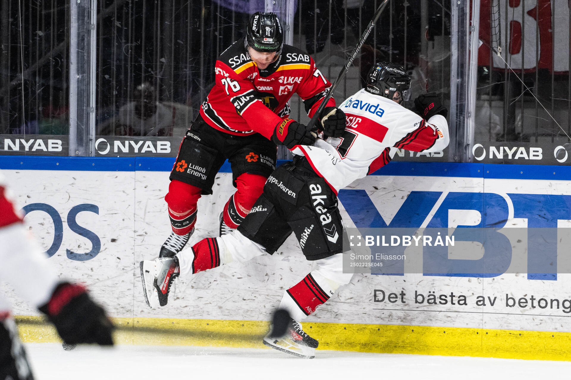 Luleås Anton Levtchi och Malmö Redhawks Nikola Pasic